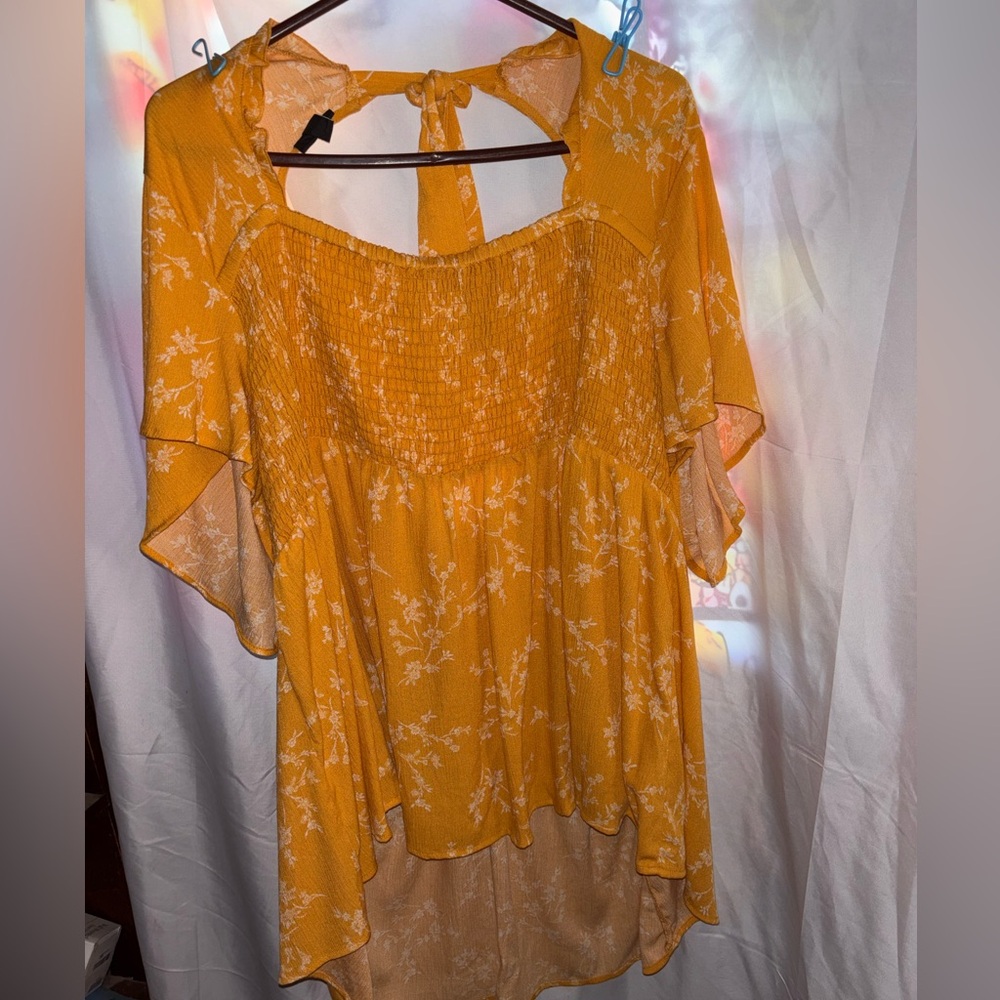 Torrid Open Back Blouse Ruche Top Blouse Yellow with White Floral Pattern